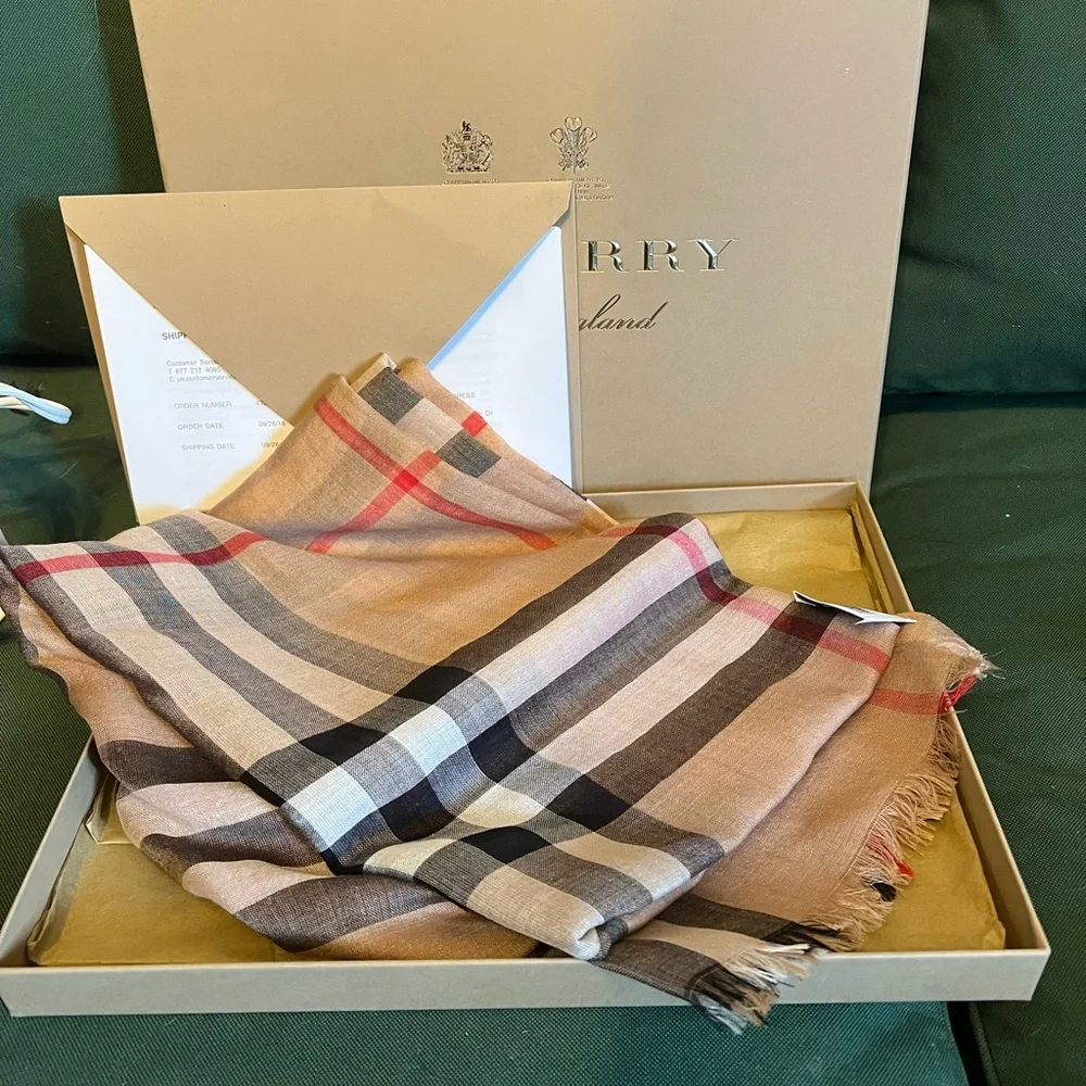 Burberry Checkered  cashmere Wrap in Brown and Red - Picture 2 of 3
